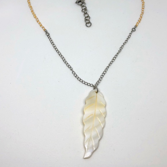 Handmade shell leaf necklace - Picture 1 of 4